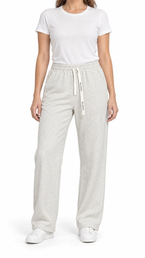 Pantalon thermo femme Ted Lapidus crème, coupe droite et taille élastiquée, porté de face.