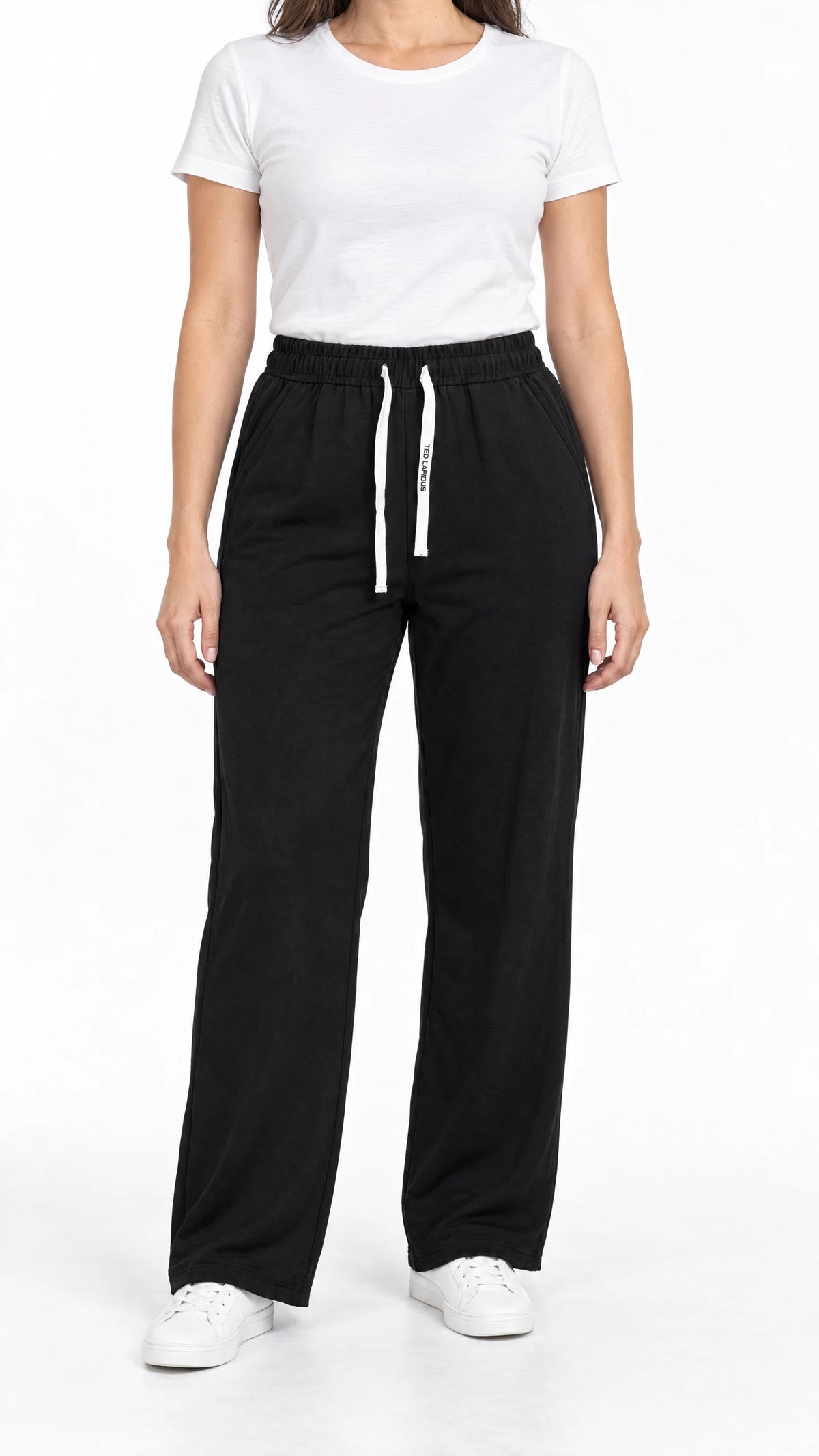 Pantalon thermo femme Ted Lapidus noir, coupe droite et taille élastiquée, porté de face.